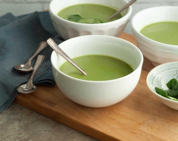 Broccoli Spinach Soup Recipe - This healthy and nourishing homemade broccoli spinach soup is packed with green vegetables. #broccoli #spinach #soup