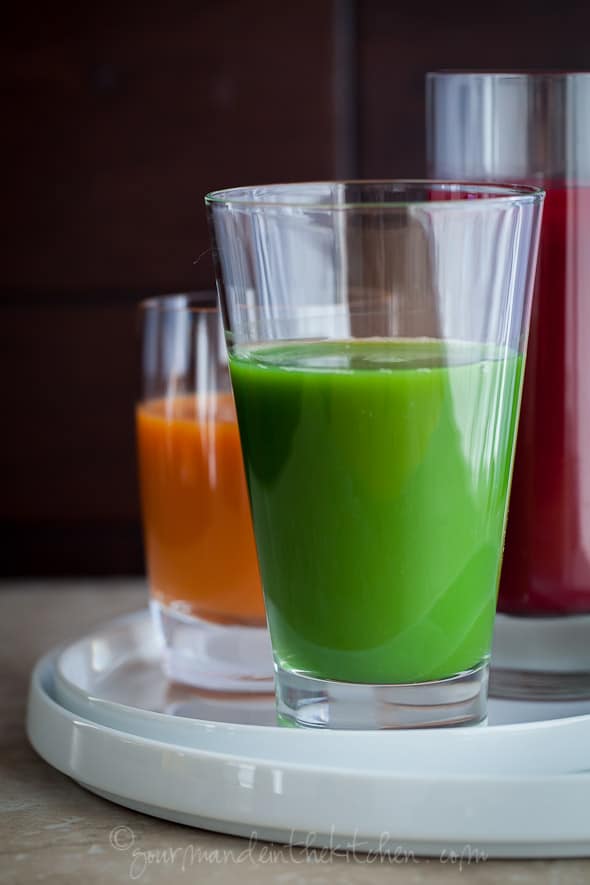 beet juice, green juice, carrot juice in glasses on tray