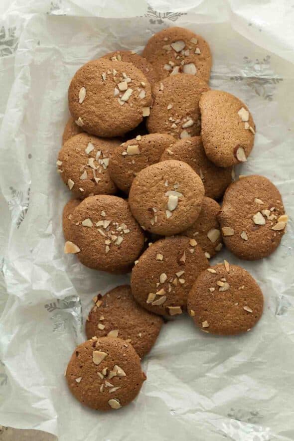 Crisp and crackly cookies with the delicate taste of almonds.