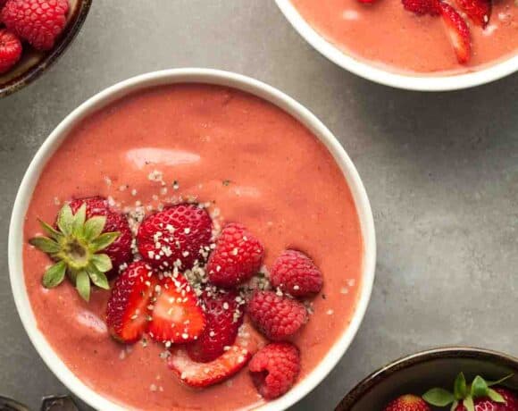 RED BERRY ROOIBOS SMOOTHIE BOWL This triple red berry smoothie bowl made with strawberries, raspberries and goji berries is bright, refreshing and packed with anti-oxidants.
