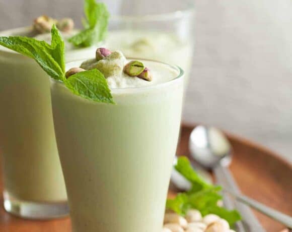If you’re looking for a coffee-free way to start off the day or get you through the afternoon then look no further than this iced matcha mint pistachio frappé.