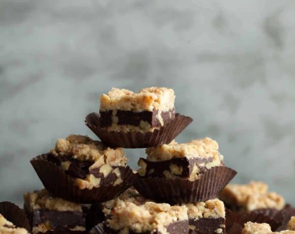 No-bake, raw, paleo and vegan chocolate walnut crumb bars with a chewy cashew coconut crust, a rich fudgy chocolate walnut center and crumb topping.