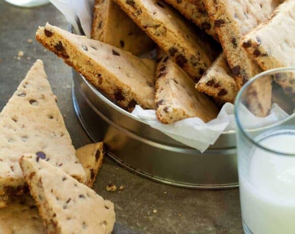 This paleo and vegan chocolate chip cookie brittle is a crisp and crunchy take on an old favorite.