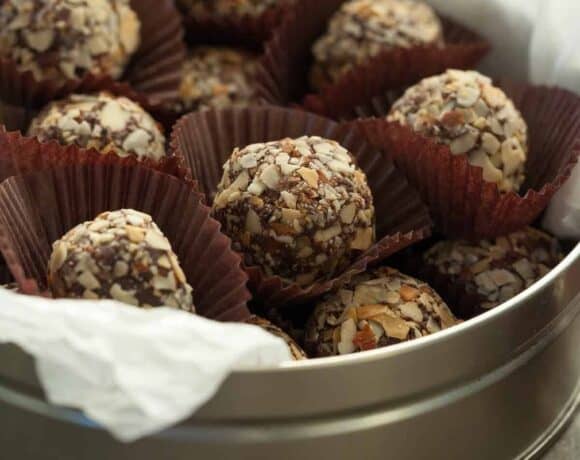 Chocolate Almond Fudge Truffles (Vegan)