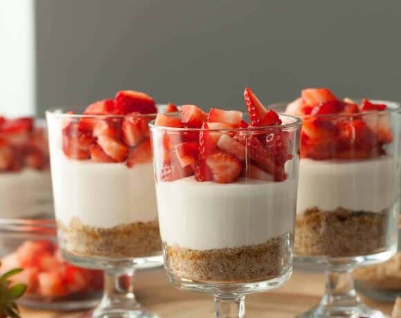 No-Bake Vegan Strawberry Cheesecake Parfaits