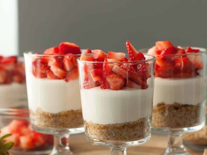 No-Bake Vegan Strawberry Cheesecake Parfaits